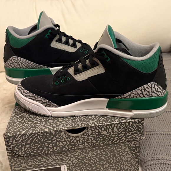 Air Jordan 3 Retro Black and Pine Green - Picture 6 of 8
